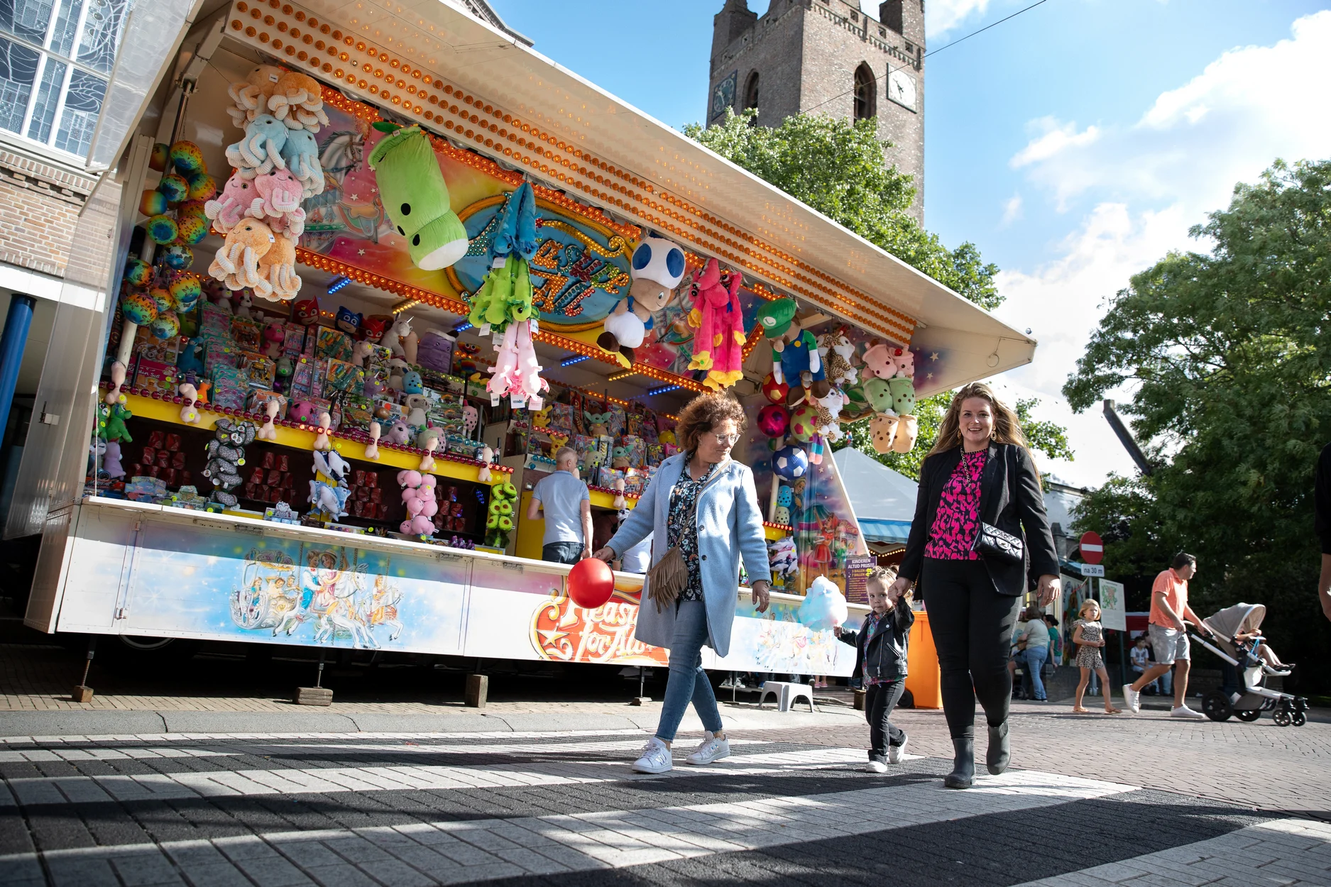 Mensen op kermis tijdens Kapelse Dag