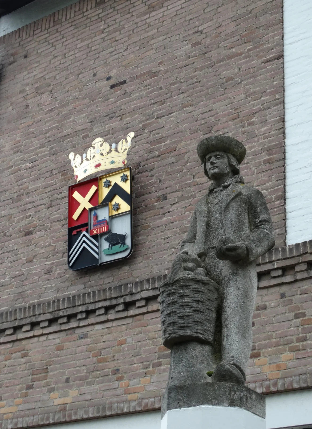 Beeld fruitteler bij gemeentehuis Kapelle