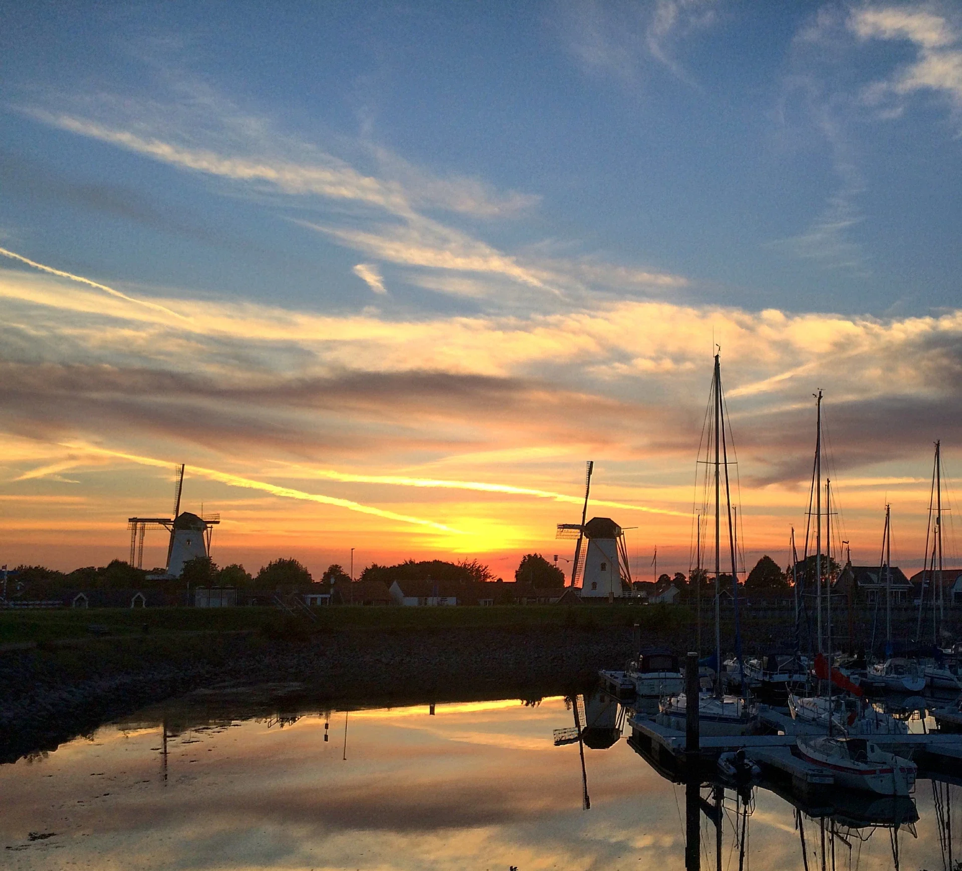 Sunset molens en jachthaven Wemeldinge